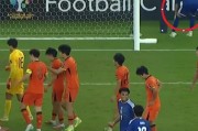 开云体育-细节做到了极致！日本队主罚点球前：疑似偷看李昊点球笔记