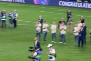 从头再来！赛后巴黎捧杯激情庆祝，国米全队一旁送上掌声